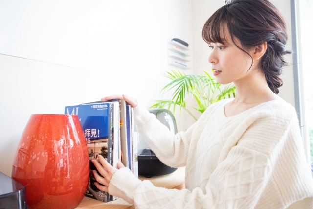 部屋の片づけをしている女性