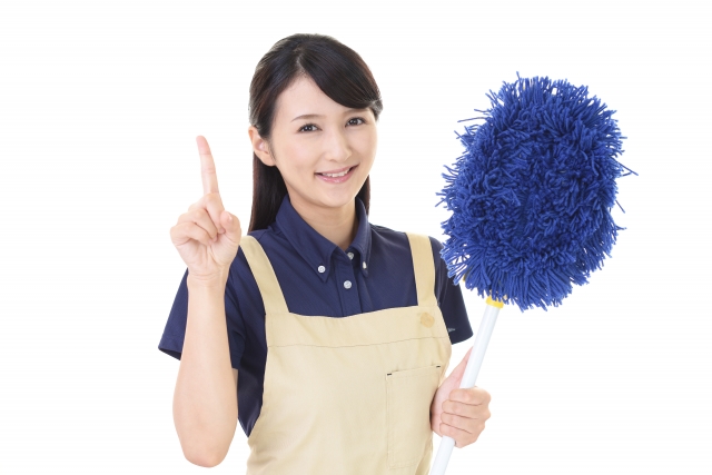 モップを持つエプロン姿の主婦