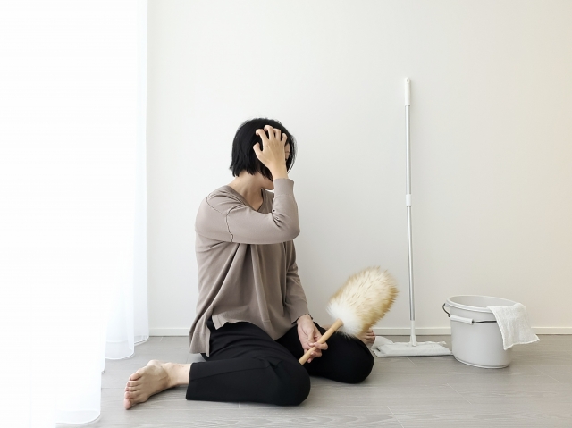 掃除に疲れた女性