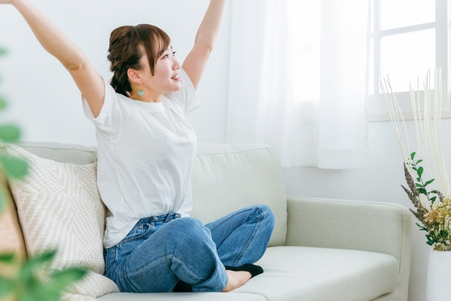 スッキリした気分でリラックスしている女性