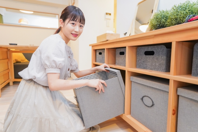 棚の片づけをする女性